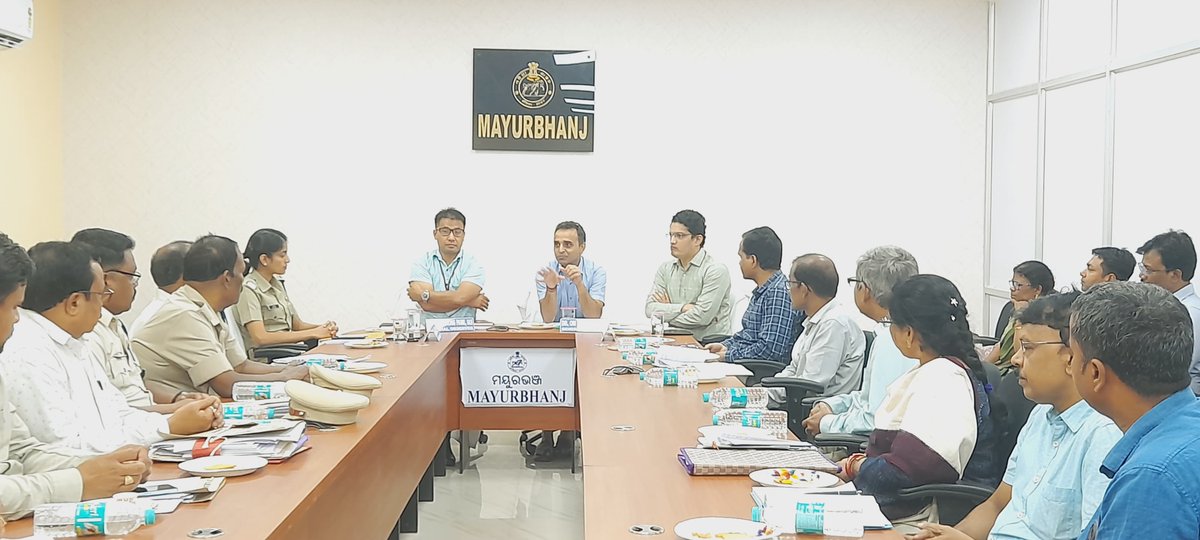 General Observers for #Mayurbhanj hold review meeting to oversee poll preparations put together by the District Administration for conducting upcoming Simultaneous #GeneralElections in district #GeneralElections2024 #Odisha #ChunavDeshKa @OdishaCeo @ECISVEEP @SpokespersonECI