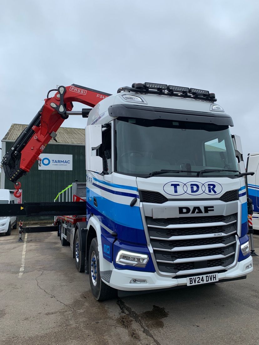 Keep an eye out, there's a new TDR Transport Services truck on the roads! 👀 The first of three DAF XF 530 beavertail crane loaders has arrived and is ready to join the TDR transport fleet. 🤩 #Handover #DAFXF #Crane #Bespoke #Haulage #MotusDAF #MotusCommercials