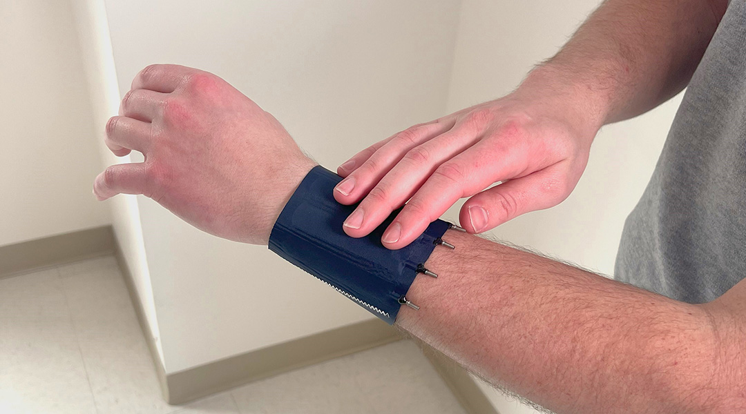 Advanced Portfolio News (@advportfolio) on Twitter photo This haptic sleeve combines on-demand information with soft textiles.
Through gentle "squeezes," the team say it's moving wearable technology in new directions.
<a href="/MarcieOMalley/">Dr. Marcie O'Malley</a> <a href="/ProfDanPreston/">Daniel J Preston</a> <a href="/RiceEngineering/">Rice Engineering and Computing</a> <a href="/RiceMECH/">Rice University Mechanical Engineering</a>
📰 Read the ASN news article: ow.ly/7ruB50RFFnL This haptic sleeve combines on-demand information with soft textiles.
Through gentle "squeezes," the team say it's moving wearable technology in new directions.
<a href="/MarcieOMalley/">Dr. Marcie O'Malley</a> <a href="/ProfDanPreston/">Daniel J Preston</a> <a href="/RiceEngineering/">Rice Engineering and Computing</a> <a href="/RiceMECH/">Rice University Mechanical Engineering</a>
📰 Read the ASN news article: ow.ly/7ruB50RFFnL