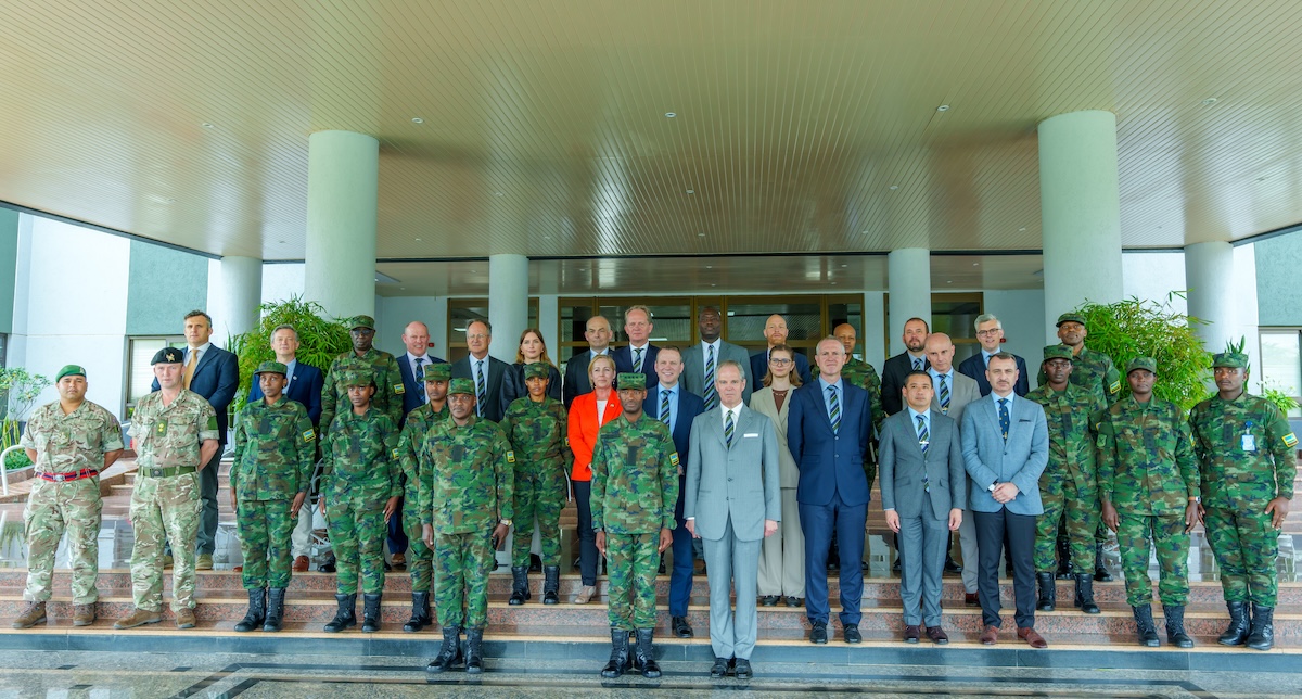 Today, a delegation of 22 faculty and student officers from the Royal College of Defence Studies of the United Kingdom visited Rwanda Defence Force headquarters. They were received by the RDF Chief of Defence Staff, Gen MK Mubarakh. bit.ly/3WOXwZc