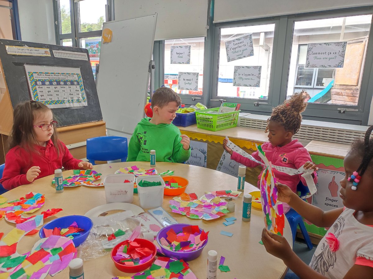 MiniExplorersPD's tweet image. A busy morning crafting and chatting with our multilingual learners @pdcsReception @PDCS_EYandRec all about being unique #Elmer 🐘#RainbowFish 🐠 We revised #Welsh colour names too, Pa Lliw? 🌈 #LanguagesConnectUs 🌎