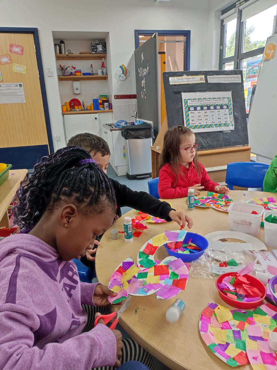 MiniExplorersPD's tweet image. A busy morning crafting and chatting with our multilingual learners @pdcsReception @PDCS_EYandRec all about being unique #Elmer 🐘#RainbowFish 🐠 We revised #Welsh colour names too, Pa Lliw? 🌈 #LanguagesConnectUs 🌎