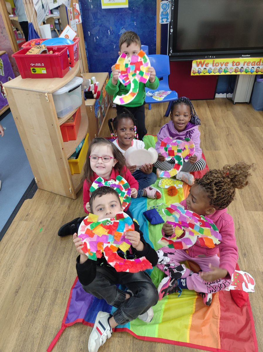 MiniExplorersPD's tweet image. A busy morning crafting and chatting with our multilingual learners @pdcsReception @PDCS_EYandRec all about being unique #Elmer 🐘#RainbowFish 🐠 We revised #Welsh colour names too, Pa Lliw? 🌈 #LanguagesConnectUs 🌎