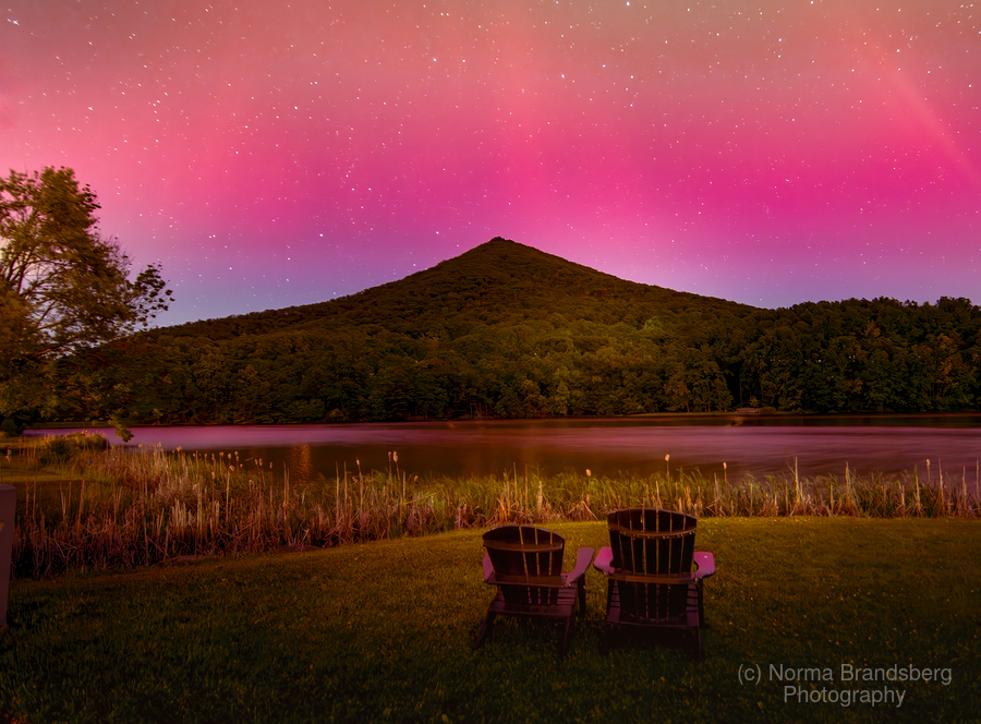 Peaks of Otter, Sharp Top Mountain, Blue Ridge Parkway, a G5 storm colors I have only imagined this far south in Virginia, buy here: pictorem.com/1971915/Blue%2… #virginia #northernlights #blueridgeparkway #solarstorm #aurora #nature #naturephotography #ayearforart #BuyIntoArt