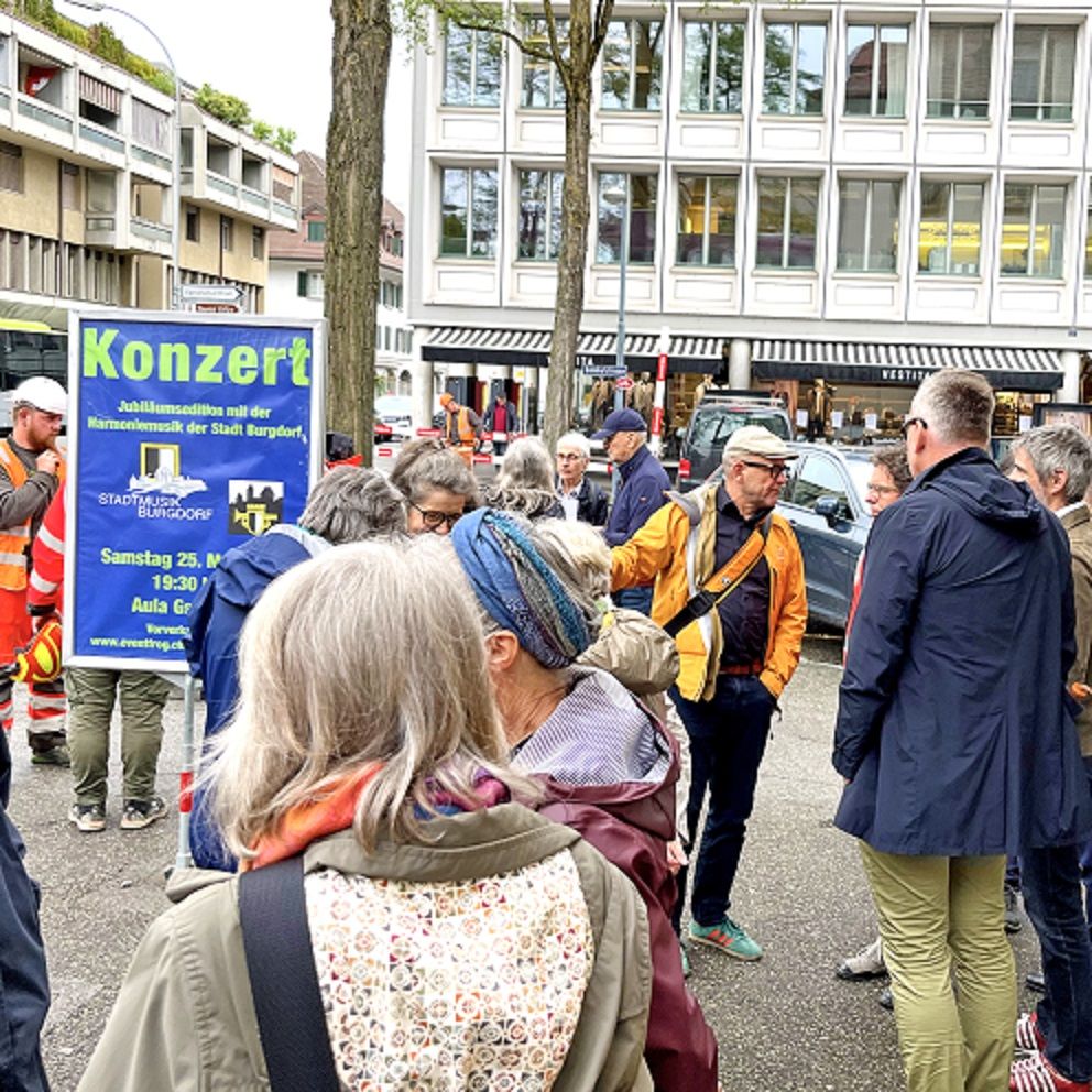 Heute war am Postplatz der Spatenstich für eine klimawirksame Fläche. 🌧️🌞Burgdorf verwandelt diesen versiegelten Platz in eine kleine grüne Oase, die Regenwasser speichert und im Sommer dank der Bepflanzung die Umgebung kühlt. Dies ganz nach dem Prinzip der Schwammstadt. 🍃💧