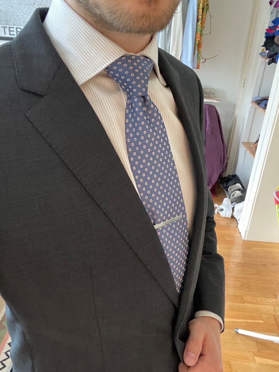 Amazing black Hugo boss suit. Love it. 

#menatplay #gay #suit #suitsex #suitedguy #tie #suitandtie #gaysuitedguy