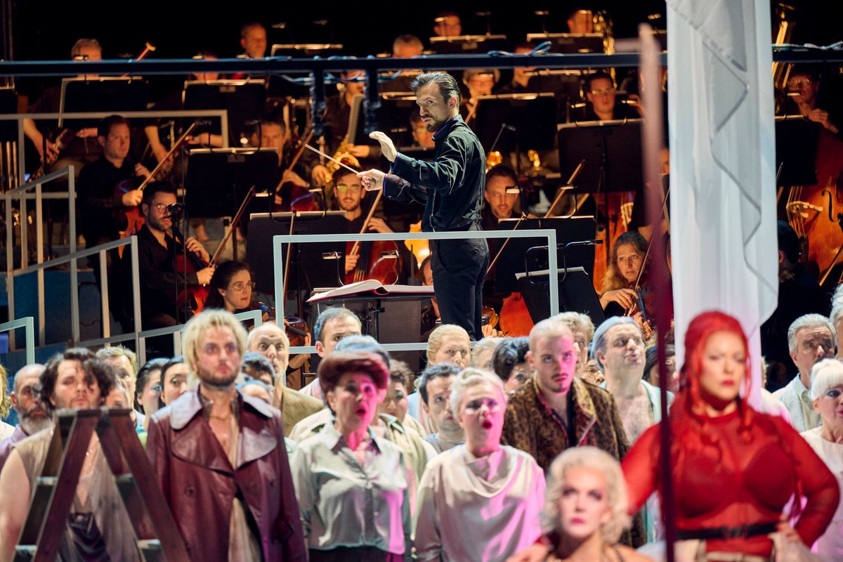 „Das ist sehr spannend und sehr aufregend, wie das Stück auf diese Art und Weise neu beleuchtet und neu gedacht wird.“ (@SWR2) Heute Abend ist #StgtMahagonny erneut im Opernhaus zu erleben. Im Mittelpunkt dabei auf der Bühne: das #staatsorchesterstuttgart unter @corn_iusmeister!