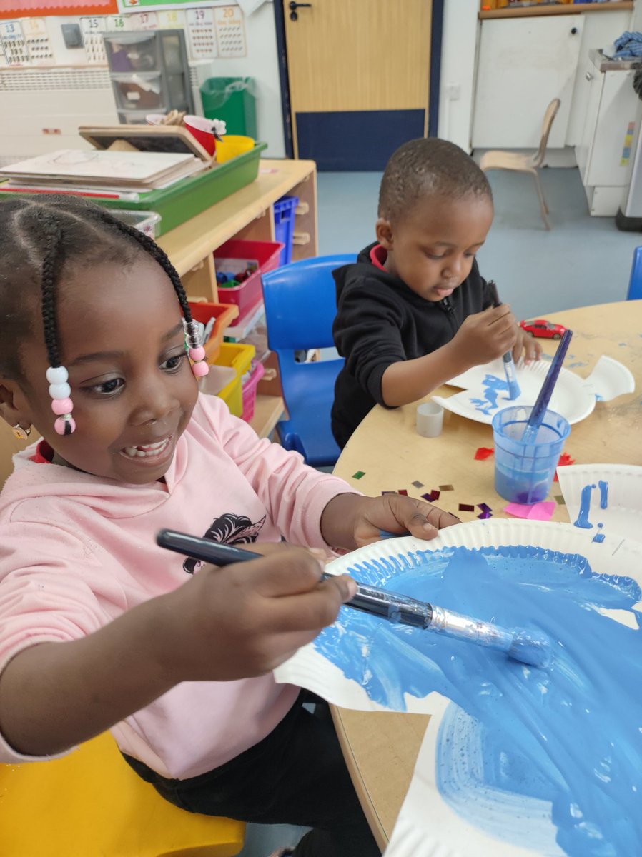 MiniExplorersPD's tweet image. A busy morning crafting and chatting with our multilingual learners @pdcsReception @PDCS_EYandRec all about being unique #Elmer 🐘#RainbowFish 🐠 We revised #Welsh colour names too, Pa Lliw? 🌈 #LanguagesConnectUs 🌎