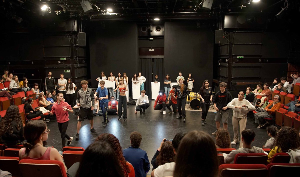 Queden dues setmanes justes per l'estrena de la cinquena edició d'#EscenaPilot, el projecte educatiu que fem amb @BCNeducadora i que aquest any dirigeixen @joseysush.

🤍Alumnes de cinc instituts diferents en un 'coming-of-age' sobre les nostres pors.

🔗 teatrelliure.com/ca/accions-amb…