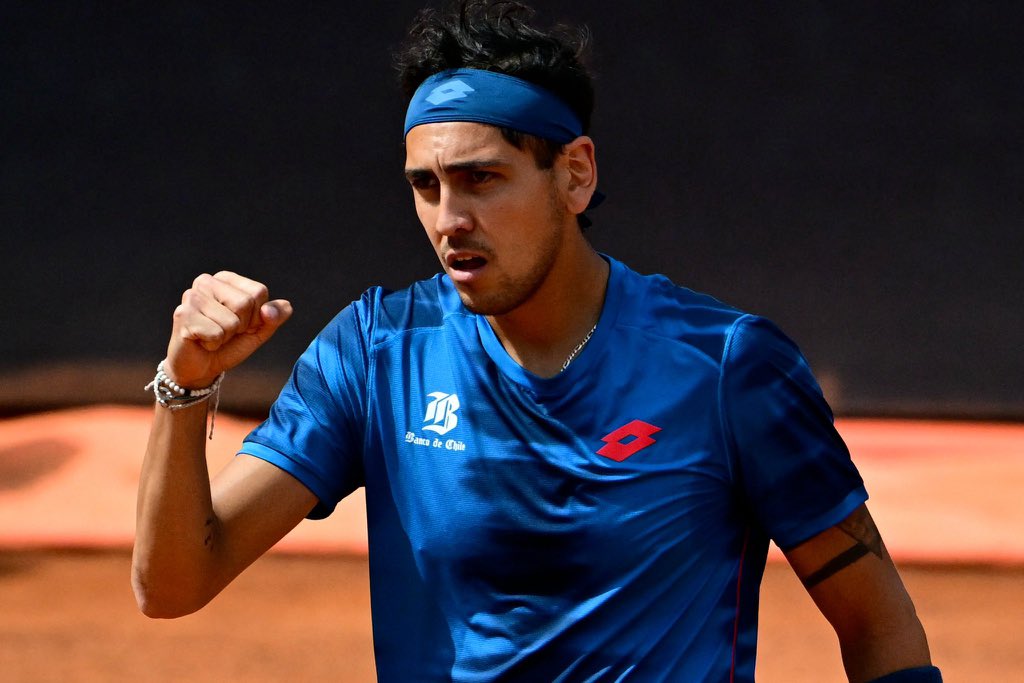 😎😎 ¡IMBATIBLE! 😎😎

Alejandro Tabilo 🇨🇱 (32º) sigue extendiendo su semana SOÑADA 🤩 con una inédita semifinal en el Masters 1000 de Roma 🇮🇹, luego de vencer a Zhizhen Zhang 🇨🇳 (56º) por 6-3 y 6-4 en los cuartos de final.

“Jano” no tuvo problemas en batir al asiático y lograr…