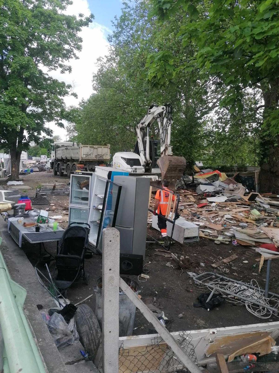 Ce matin, la @VilleSaintDenis a expulsé 80 personnes de deux bidonvilles, alors même que des procédures juridiques étaient en cours : le premier bidonville avait obtenu un délai jusqu’en juillet afin de permettre aux enfants de terminer leur année scolaire (#TrêveScolaire)