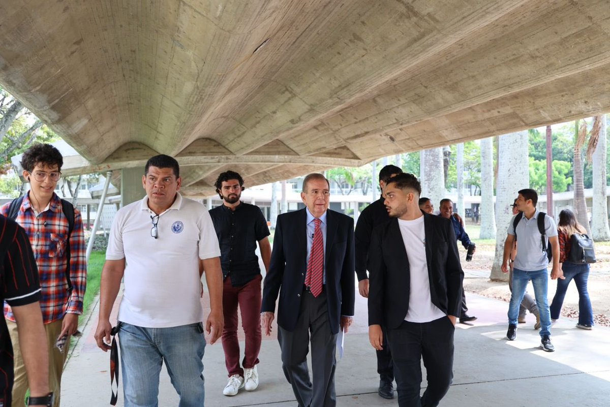 ConVzlaComando's tweet photo. ¡Nuestro candidato en la #UCV! 

Edmundo González (@EdmundoGU) llegó a La casa que vence la sombra para escuchar a los estudiantes y participar en varios encuentros con autoridades universitarias.

#15May https://t.co/jpLbyTECBt