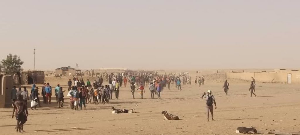 modibokrumah91's tweet photo. This kind of deportation is inhuman, Algerian authorities should be stop.

21/4/24 &amp; 26/4/24 over 800 migrants were chased out by Algerian authorities to the desert and they have to walk 15km to Asamaka in Niger.
 
This so called deportation is inhumane should be stop. https://t.co/dkWLRkdGGh