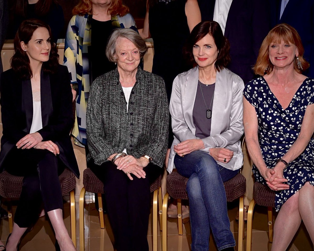 elizabeth mcgovern with michelle dockery, dame maggie smith, & samantha bond at a “downton abbey” press photo call (august 2015) 📸: david fisher