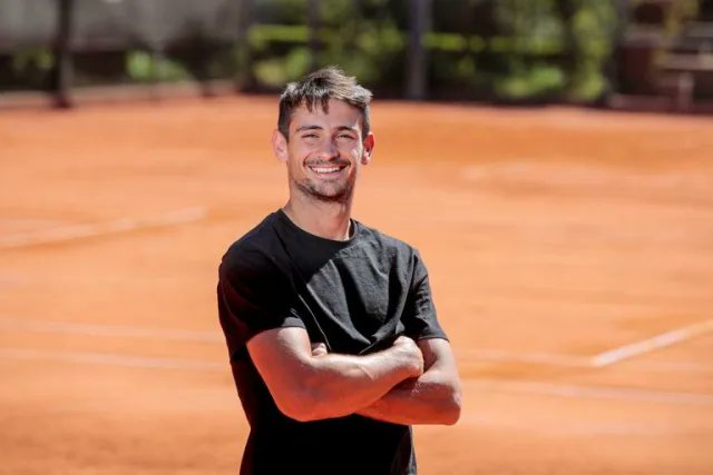ES OFICIAL. Dato via <a href="/argentenista/">Argentenista</a>

Mariano Navone se convierte en el primer tenista en la historia, desde la creación del ranking ATP, en hacer su debut en Grand Slams como preclasificado.

Si, nunca nadie lo había logrado. Es una locura el crecimiento de la Nave en estos meses.
