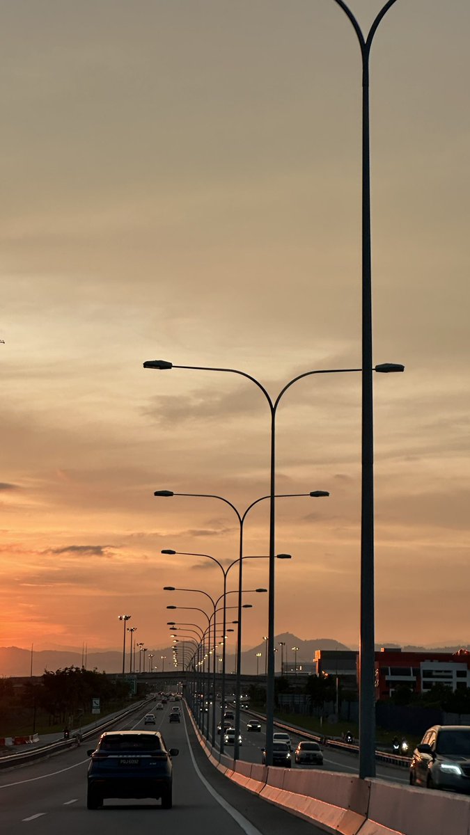 Tadi pagi gerak awal baru dapat layan sunrise 🌅 

📍Penang Bridge II