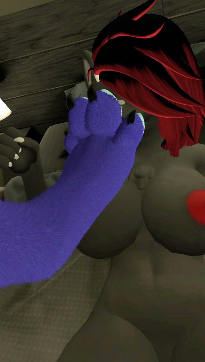 I like worshipping my man's feetpaws. Especially when his musk smells like rain. I love the scent of after rain 💙