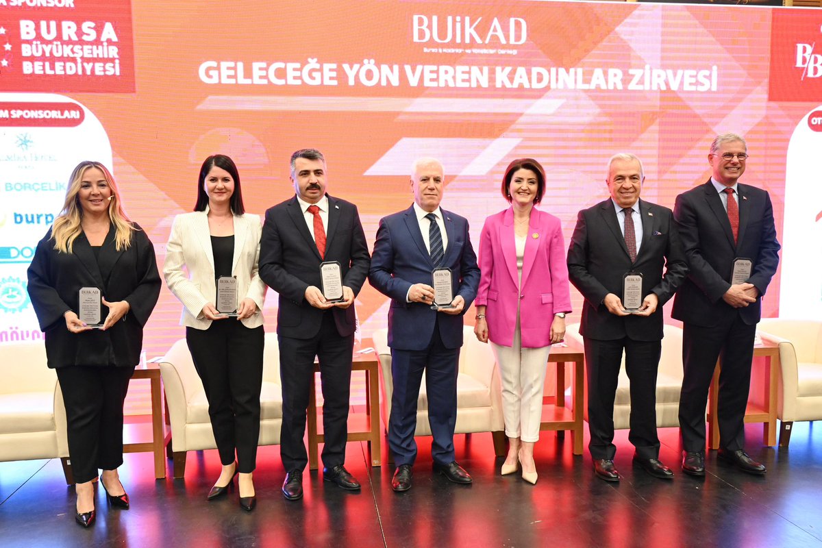 Bursa Büyükşehir Belediye Başkanımız Mustafa Bozbey, BUİKAD tarafından gerçekleştirilen Geleceğe Yön Veren Kadınlar Zirvesi'nde 'Kadın Dostu Kent' hedeflerini paylaştı. Başkanımız, kadın girişimcileri bir araya getirerek farkındalığın arttırılması amacıyla düzenlenen
