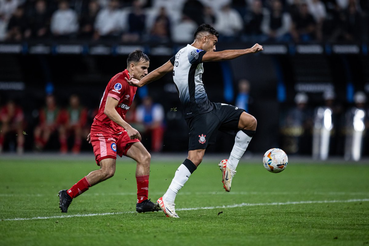 TomasRosolino's tweet photo. Fausto fez ontem seu primeiro gol na Neo Química Arena depois de 46 jogos. Quem adivinha os jogadores de linha que fizeram mais jogos ali sem balançar a rede ou que demoraram mais pra anotar o primeiro gol?

Dica: são quatro. https://t.co/c3YqqqM67R
