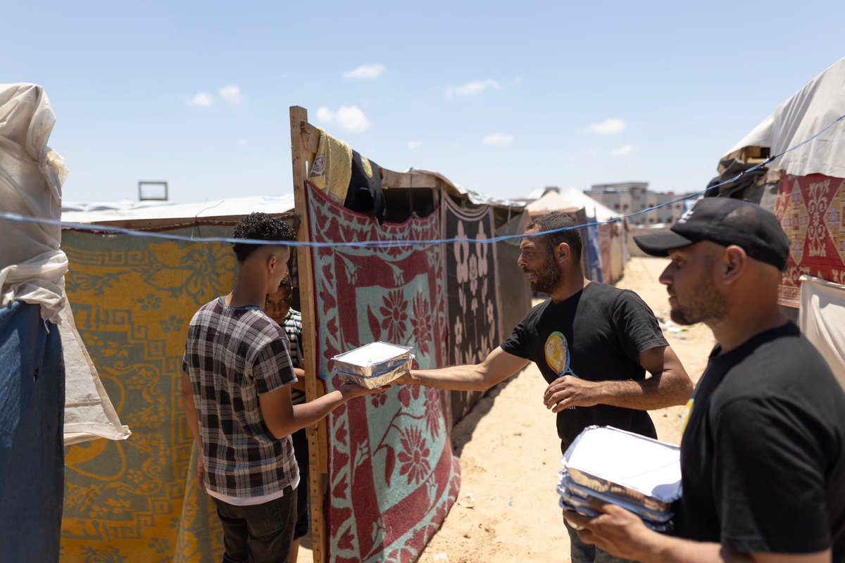 WCK’s team in Gaza was out in makeshift camps across Khan Younis today distributing meals cooked at our newest Field Kitchen in Al-Mawasi. Families here have fled from northern Gaza and more people are now arriving from Rafah. On the menu: stewed beans and rice. #ChefsForGaza