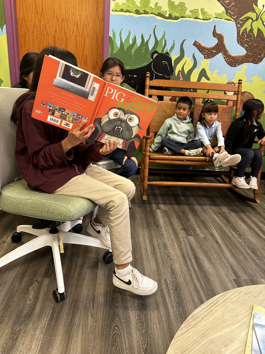 Taking advantage of schedule changes and had some of our fifth graders reading to and playing with our soon-to-be kindergarteners! ❤️ #superstudents #DallasISDLibrarian