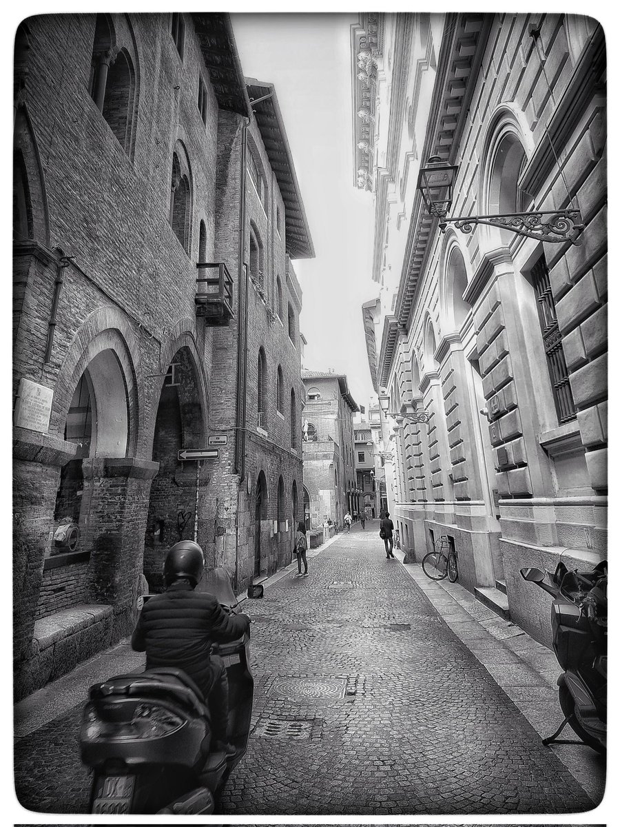 Włoskimi uliczkami ☕🛵 📷

#myphoto #blackandwhitephotography #monochromephotography #bandw #mono #monochrome #bw #mobilephotography #travelphotography
