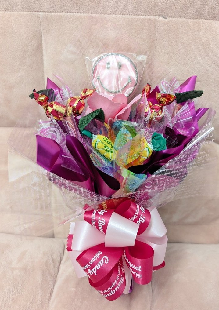 kitcrew_ouen's tweet photo. ユプシロンさんにキャンディーブーケをプレゼントしました🍭💐
ブーケ企画に参加してくださった皆さま、寄せ書きに参加してくださった皆さまありがとうございました！
#ユプシロン
 
書いていただいた寄せ書きのデータです⬇
https://t.co/8YMeKiiIYI
PDFはこちら⬇
https://t.co/msP5Tt8qZt https://t.co/dWd0knLlgU
