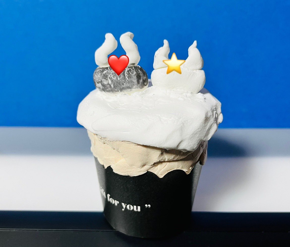 にゃんこダイブカップケーキ‼️
センシチブなとこは隠しておいた🤣
紙粘土乾いたから色塗ってみたけどやっぱり造形難しいな〜〜〜😓