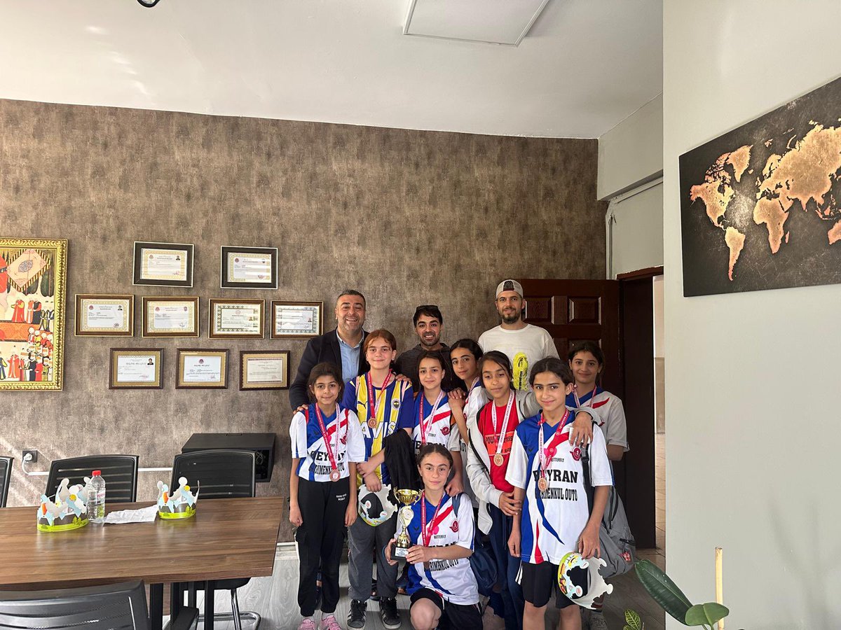siverekmem63's tweet photo. Okul sporları kapsamında İl merkezinde yapılan Futsal küçükler kız müsabakalarında Dumlupınar ortaokulu öğrencilerimiz 4.olmuştur. Öğretmen ve öğrencilerimizi tebrik ederiz.

@tcmeb
@Yusuf__Tekin
@hasansildak
@ASultanoglu63
@siverekkaymakam
@n_kapanoglu https://t.co/rzYtA5ES4v