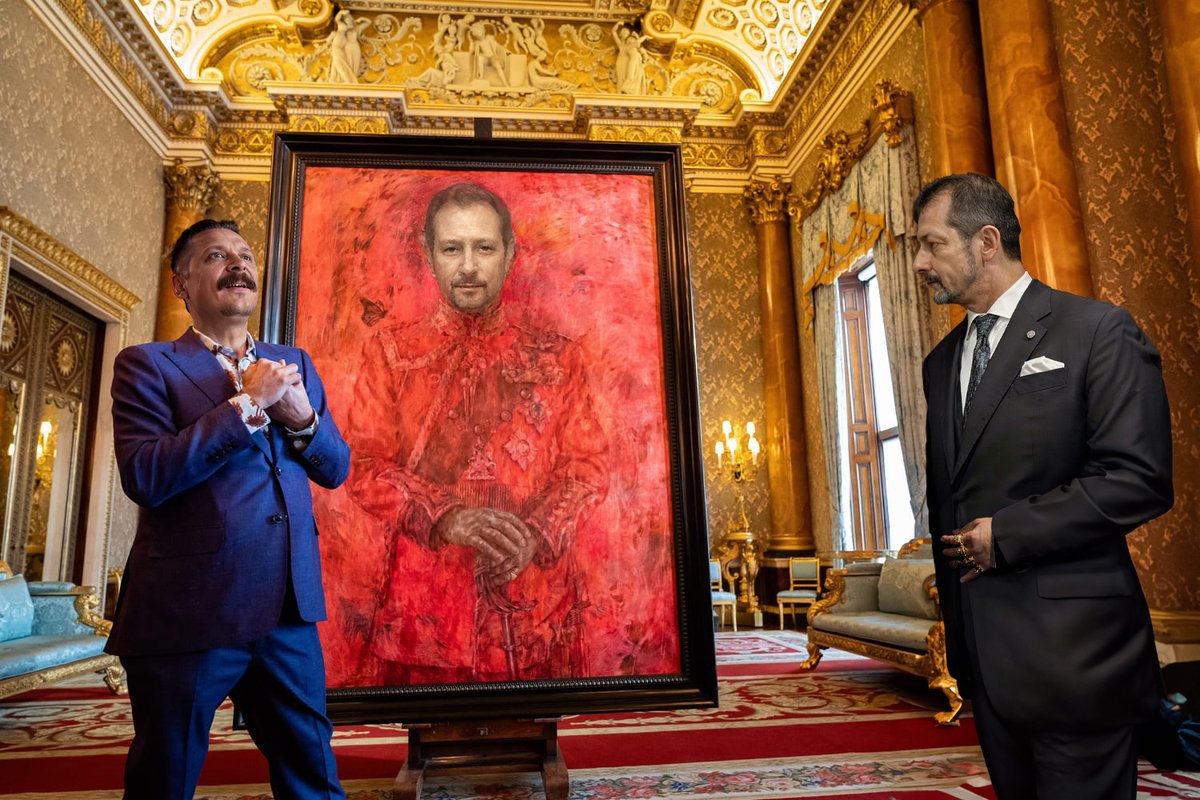 In a stunning act of royal redemption, @StevenGreenstreet presents King Kirkpatrick a painting as an apology for his interview blunder. #ufotwitter #ufox