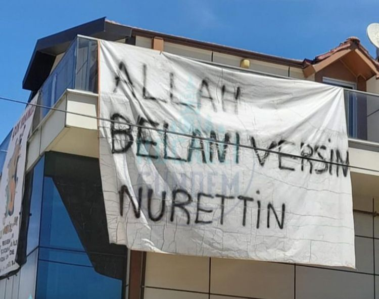 Kocaeli'de bir binaya 'Allah belanı versin Nurettin' yazılı afiş asıldı.