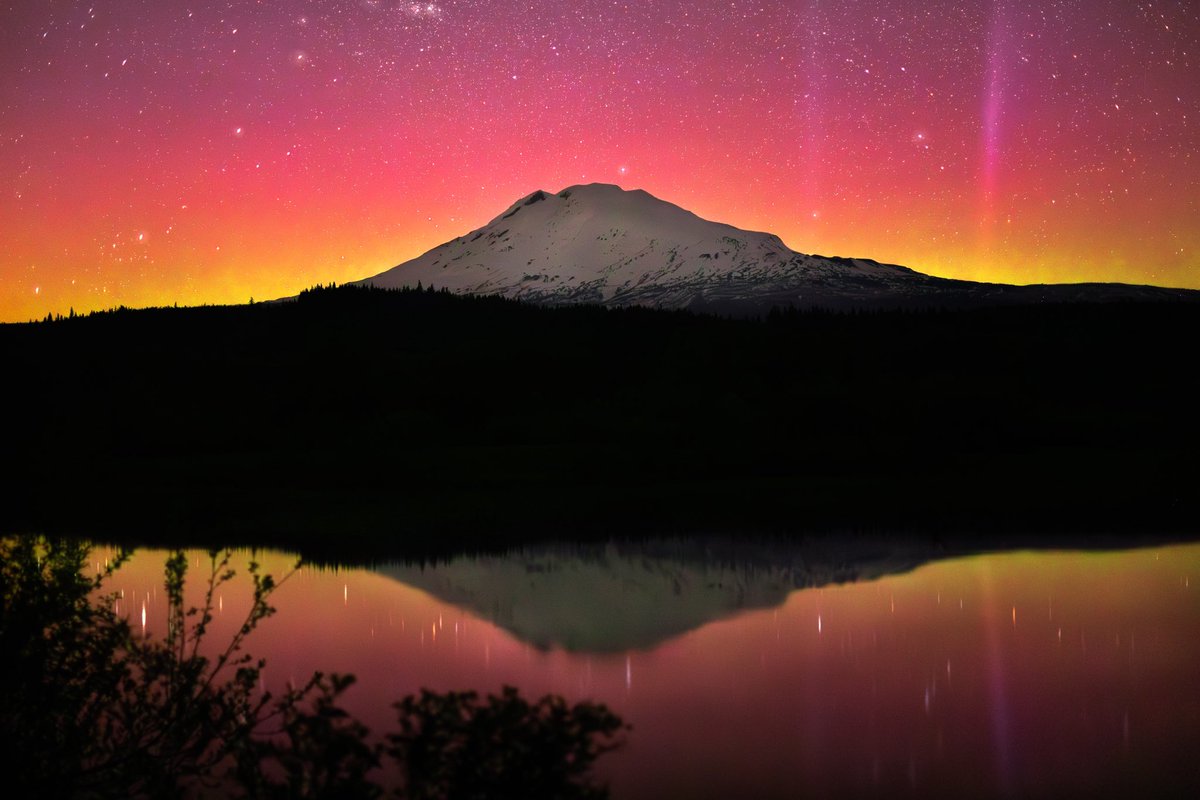 On Saturday night, I decided to head out to Mt. Adams to try to photograph the northern lights for my first time. It was amazing seeing this image pop up on the back of the camera! The lake was still which made for a nice reflection. Turn up screen brightness for best viewing 📲