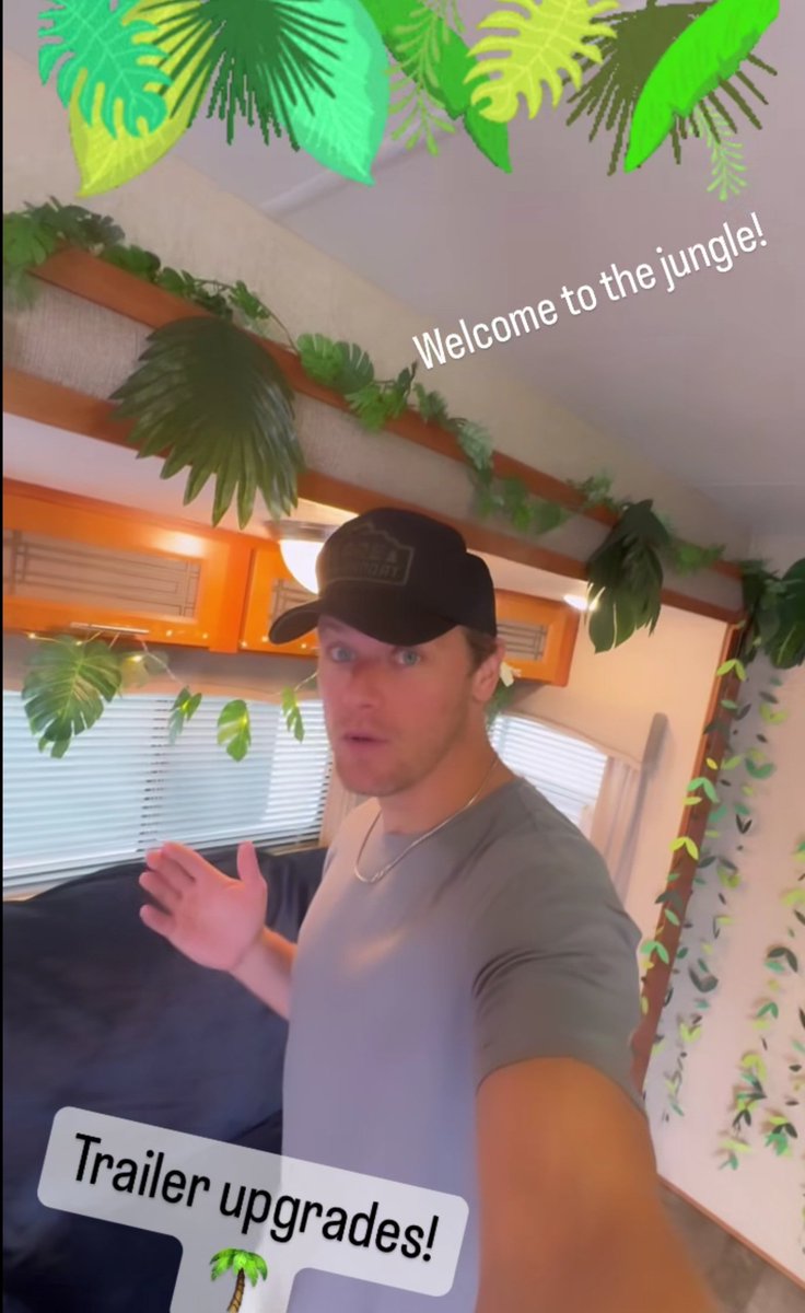 This decor exudes optimism and well-being !  Sam too !🌴👍😘
#SamHeughan