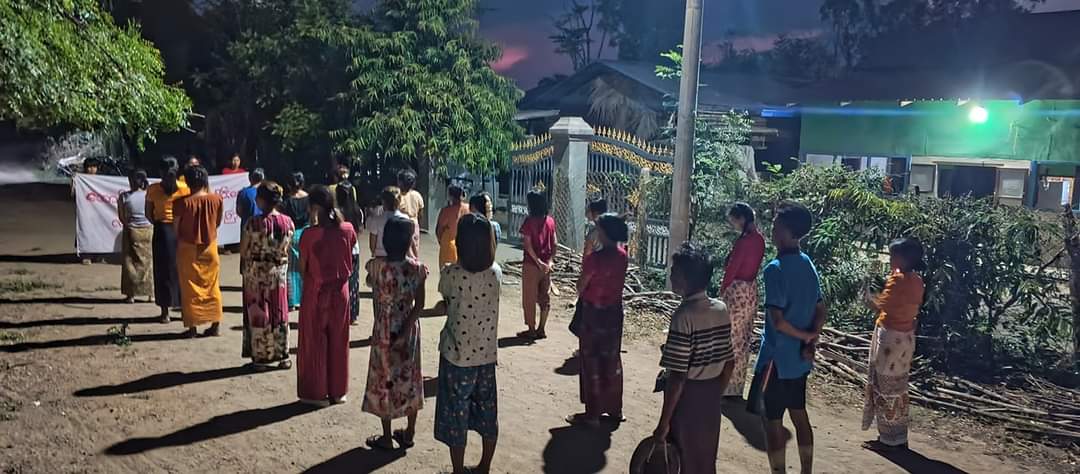 Today, as twilight descended upon Sagaing Region, the Daung Thway Ni Shall Fly Victory Flag protest column boldly carried out an anti-military dictatorship demonstration, undeterred by regional unrest.
#SagaingProtest
#2024May15Coup
#WhatsHappeningInMyanmar