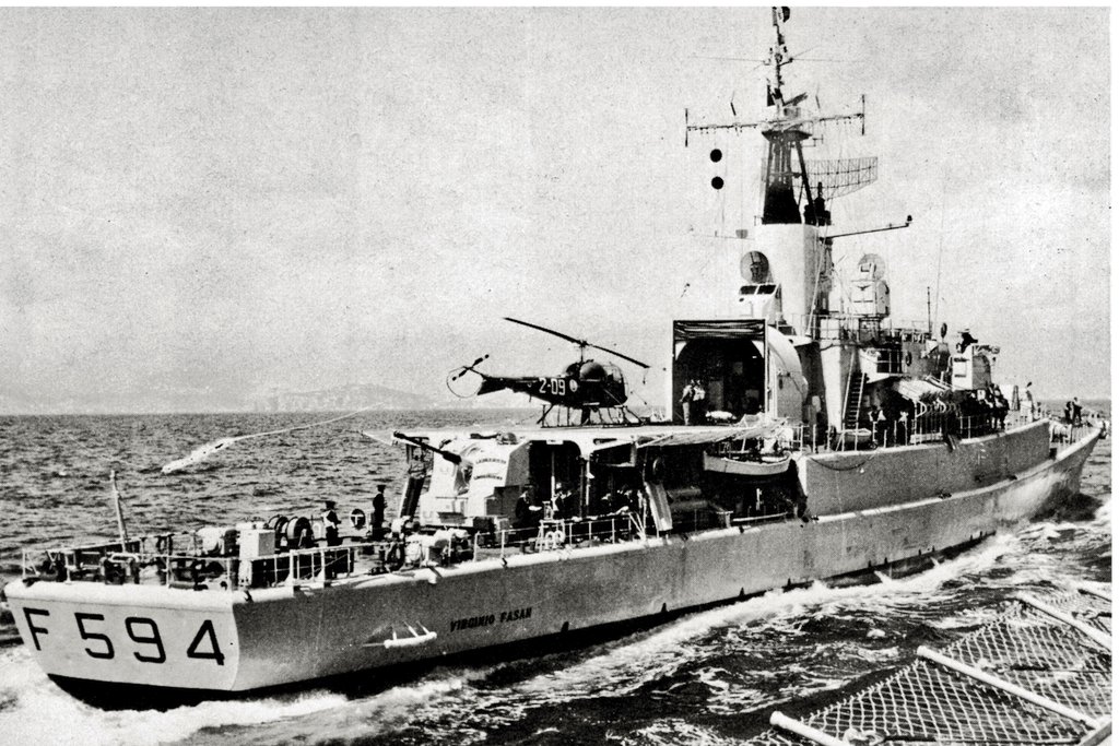 Frigates FFH #ITSVirginioFasan F594 (1962-1988) Luigi Rizzo Class 📷 photo taken before the modernization with the landing of the 76/62mm stern gun and the expansion of the flight deck to allow the use of the #AB204AS helicopter @ItalianNavy 🇮🇹
