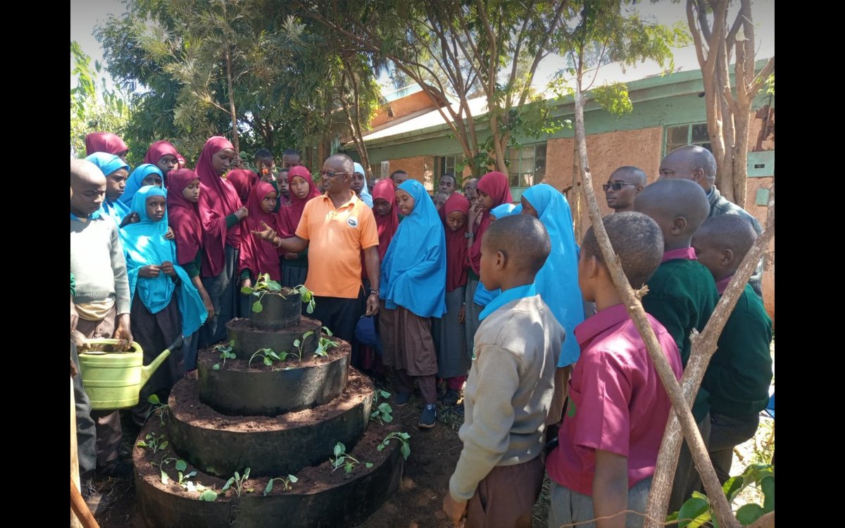 ict_radingWolf's tweet photo. This is the education we need our children to have. They need to learn how to grow their own food. Mr Duba Nura doing what he knows best. #smartAgriculture #marsabit #Ruto #tottenham #GOKfloodsResponse #arsenal https://t.co/XfgtVHrVM0