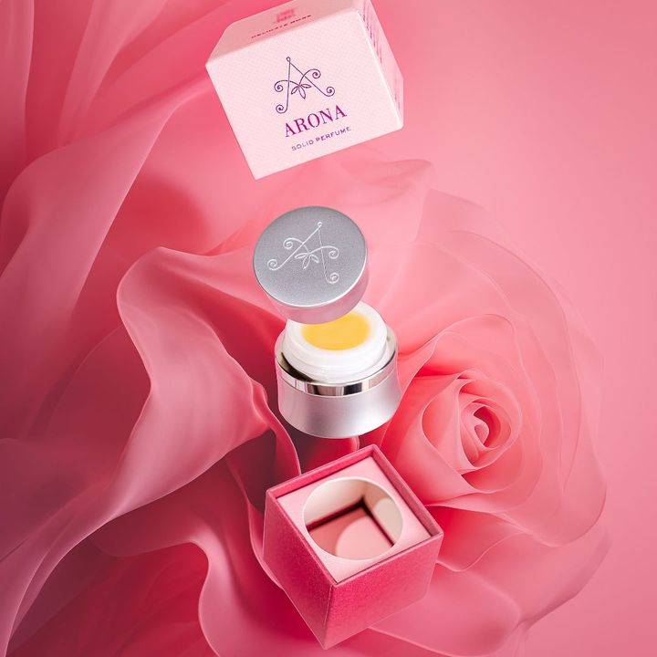 BarryPackaging's tweet image. How gorgeous are these shots of Arona’s packaging? They are absolutely flying it at the moment, being recently featured on RTE Today and showcasing in the RDS this week. 

@aronasolidperfume 
#packaging #packgingdesign #irishbusiness #custompackaging