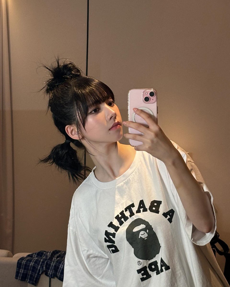Who’s that cutie thing I see over there? That’s me, standin’ in the mirror! showcasing my black hair in a topknot-style bun; isn’t that adorable? One more weird thing I did during our  comeback. ㅋㅋㅋ