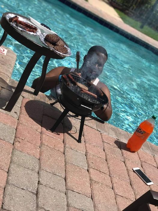 ALPacaUrfudge's tweet photo. #SellYourselfIn5WordsOrLess Master of grilling and chilling. https://t.co/CgE05SzUXF
