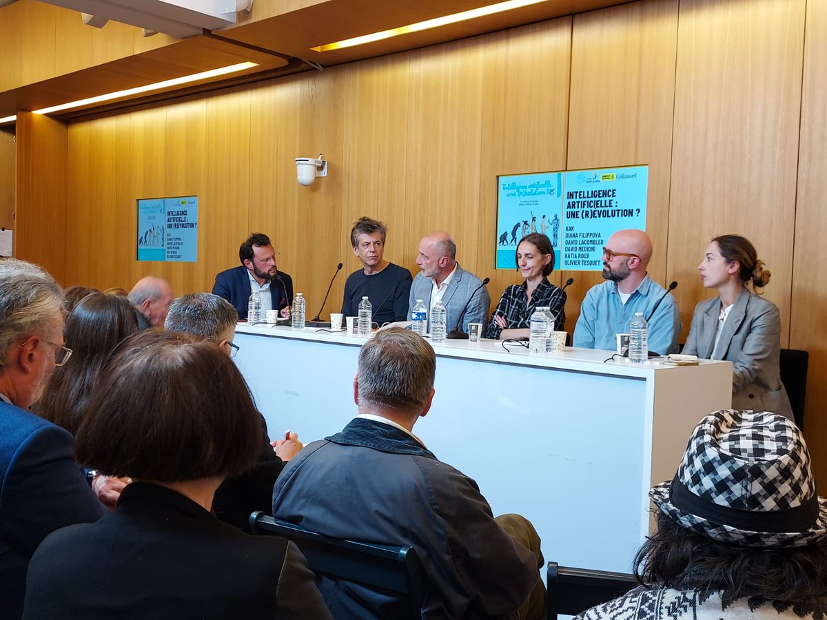 [EVENT]
Yesterday, we discussed with @MonsieurKak, @oliviertesquet, @KatiaMRoux, @david_lacombled, Diana Filippova and @davidmedioni to mark the release of our new book '#AI: a (r)evolution?'.
Thank you to the participants and partners @j_jaures, @amnestyfrance and @Gallimard.