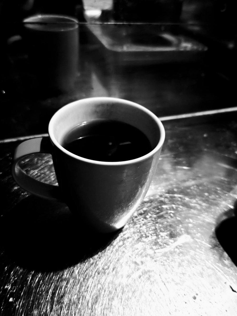 闇の世界
暗闇を飲み干す
ブラックコーヒー
ほろ苦い味わい深く
覚醒した私は一人を楽しむ

#五行歌
