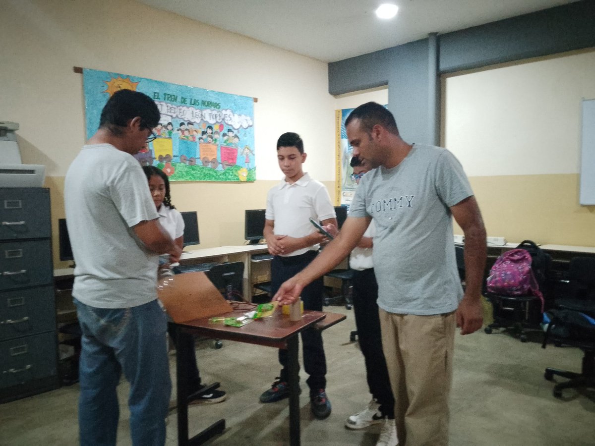 CbitLeon's tweet photo. #LaEsperanzaEstáEnLaCalle #Fundabit 💻 Asesoria a estudiantes de 6to grado de la E.B Morere, en la elaboración de bombillos caseros con materiales de fácil acceso 💡 @_LaAvanzadora @Dimary08 @FundabitTorresL. @Fundabit_ @MPPEDUCACION https://t.co/mLuD7xIjCx