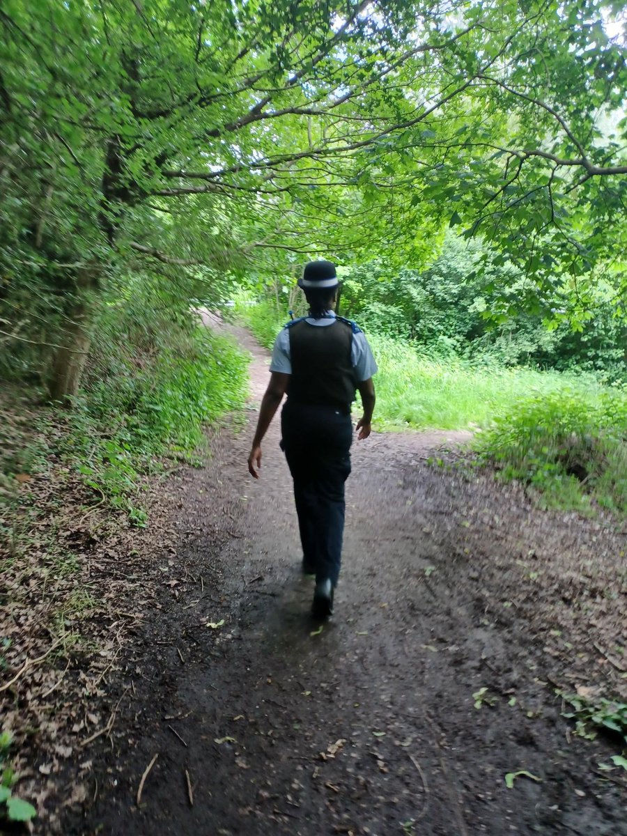 Your local ward officers for @MPSEastBarnet have been out conducting weapon sweeps this week, paying particular attention to open spaces 👮✅

#OpSceptre #MyLocalMet