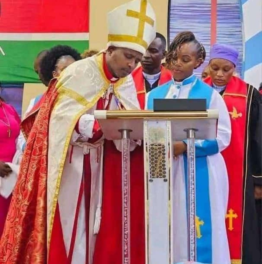 The Lady in Blue white is called Mary Lincoln. That face look familiar? Well, 2 years ago, her nudes leaked to the public. She was married but she sent the nudes to another man. She was cheating to be precise. She is now an evangelist/bishop of her church.