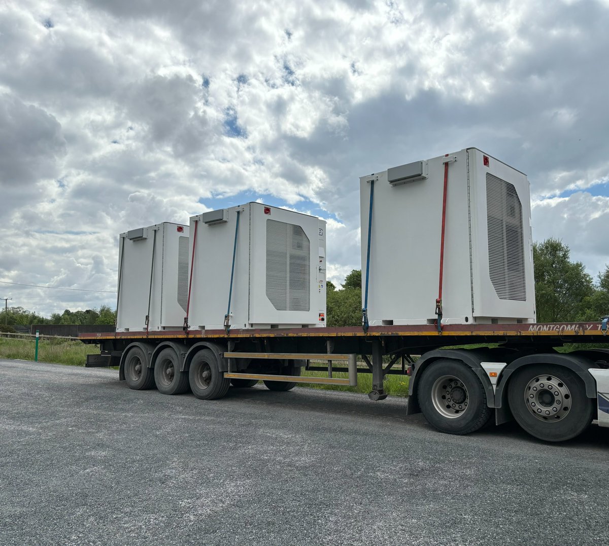 Great to see the batteries rolling into Cloncreen BESS! They're not small. 🧐 @greenparty_ie @offalycoco #windpower #renewableenergy #batterystorage