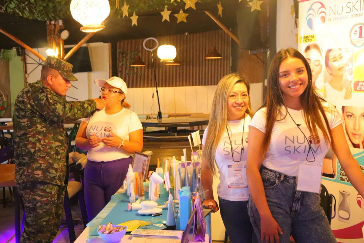 Como #GarantesDelDesarrollo de las comunidades, los soldados de Acción Integral y el Grupo de Caballería Mecanizado N.°3, apoyaron a los 42 emprendedores de #Colombia y #Ecuador que se dieron cita en la Feria Binacional de Emprendimiento, realizada en Ipiales, #Nariño. 🤜🤛🇨🇴🇪🇨