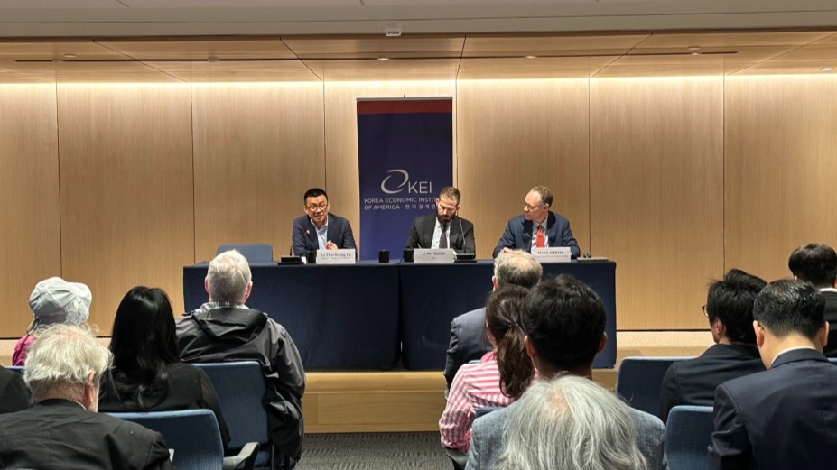 🔴 We're LIVE 🔴 
We'll be discussing various trilateral relations in the Indo-Pacific region today. 
First up, 🇺🇸 🇰🇷 🇻🇳 relations with <a href="/vulethaihoang/">Vu Le Thai Hoang</a> <a href="/IFPSS_DAV/">Institute for Foreign Policy and Strategic Studies</a> and Dr. Mark Manyin, Congressional Research Service (CRS).
🖥️ bit.ly/4al1T1A