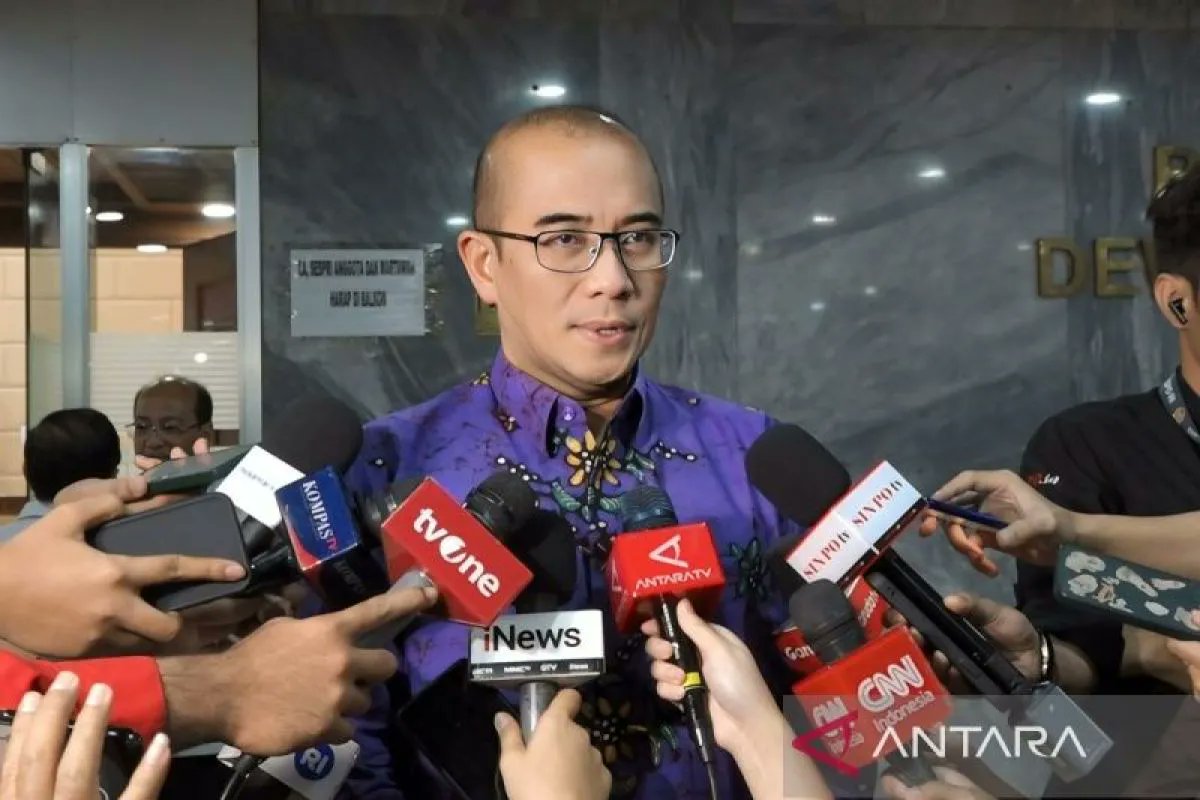 Ketua (KPU) RI Hasyim Asy'ari mengatakan bahwa calon legislatif (caleg) terpilih di Pemilu 2024 harus mengundurkan diri apabila mencalonkan diri dalam Pilkada Serentak 2024. Hal itu disampaikan Hasyim dalam Rapat Dengar Pendapat (RDP) bersama Komisi II DPR RI