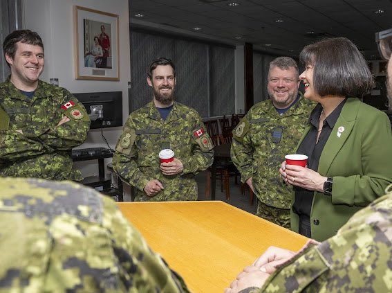 Hier j’ai rencontré la Force opérationnelle interarmées (Nord), la présence militaire des FAC dans l’Arctique canadien. J’ai appris l'importance stratégique du travail de la FOIN et du rôle des Rangers canadiens dans la protection de notre souveraineté dans le Nord. 📷: FAC