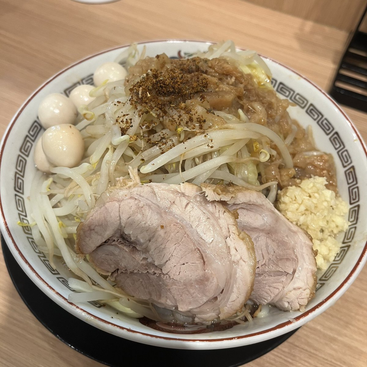 8780haru's tweet photo. ラーメン豚山　仙台駅前店
ミニラーメン
全マシマシ あれ
850円
うずら
100円
#豚山 #仙台駅前 #ラーメン #うずら #ケイジャン https://t.co/8KHQPW0ju2